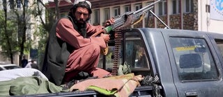 Bewaffneter Taliban auf der Ladefläche eines Pick-Ups