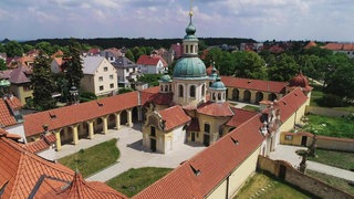 Aufnahme von oben: Wallfahrtskirche der Maria vom Siege am Weißen Berg.