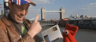 Englisch lernen: David und Red stehen in London vor der Tower Bridge.