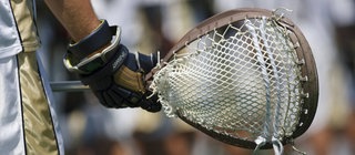 Lacrosse-Schläger in der Hand eines Spielers