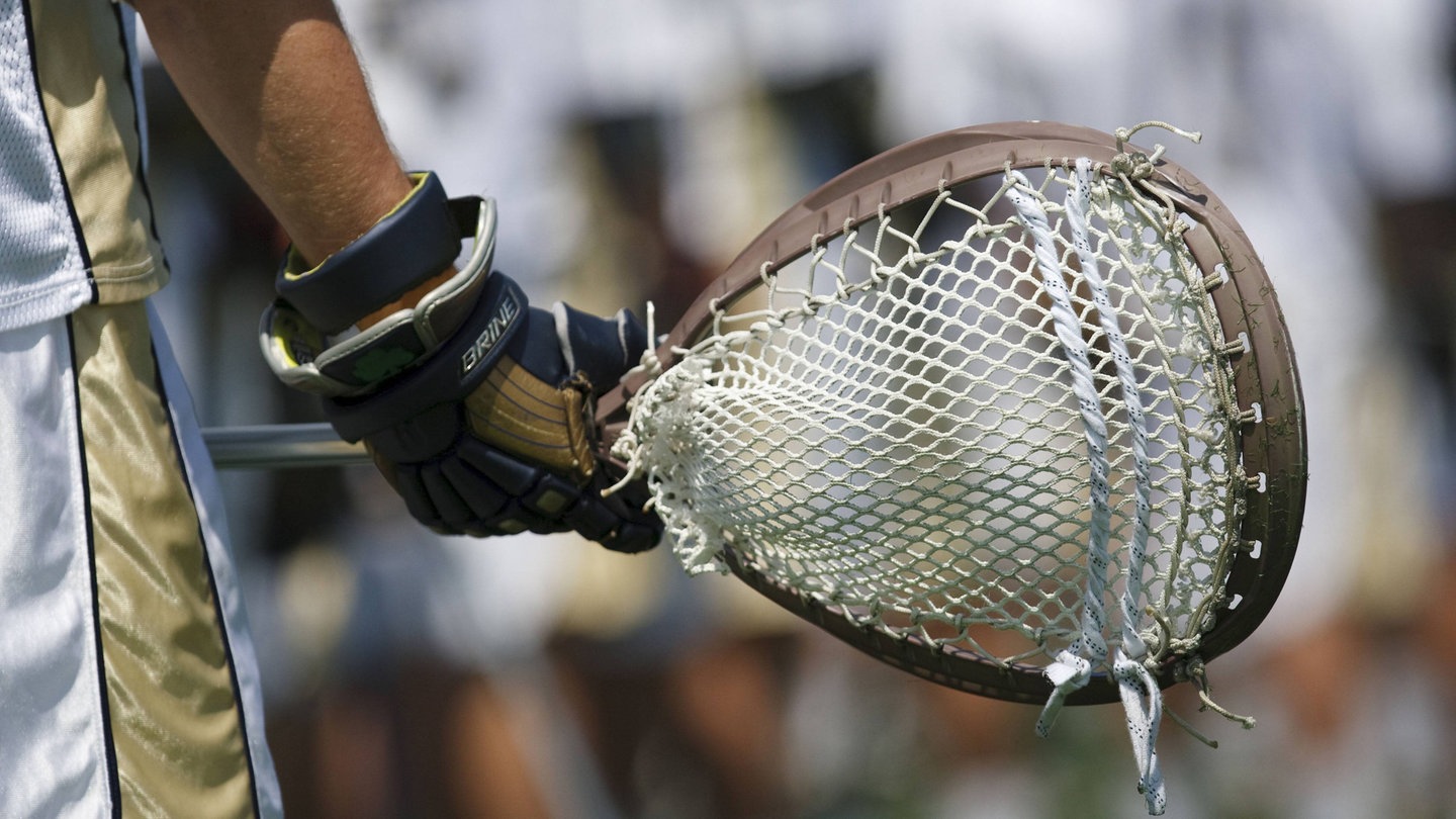 Lacrosse-Schläger in der Hand eines Spielers