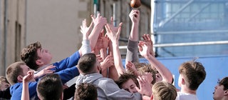 Jugendliche in Jedburg, Schottland, kämpfen nach dem Einwurf um den Ba genannten Lederball.