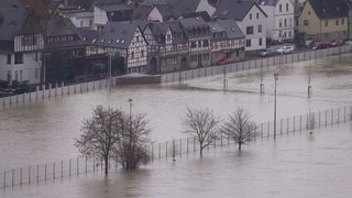 Das Wasser des Rheins reicht bis an die Fachwerkhäuser an der Uferpromenade