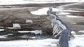 Oberirdische Versorgungspipeline stürzt über tauendem Permafrost ein