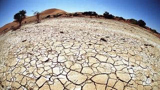 Trockener Boden in der Namib Wüste in Namibia, Weitwinkelfoto