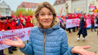 Host Lena Ganschow bei einer Demonstration der Gewerkschaften.