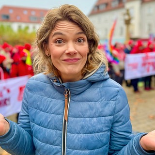 Host Lena Ganschow bei einer Demonstration der Gewerkschaften.